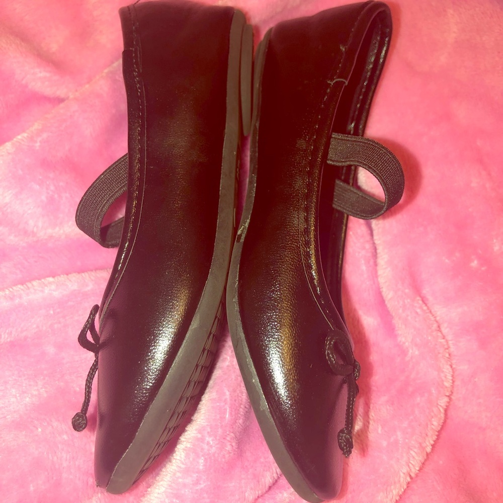Cute little black flats!
